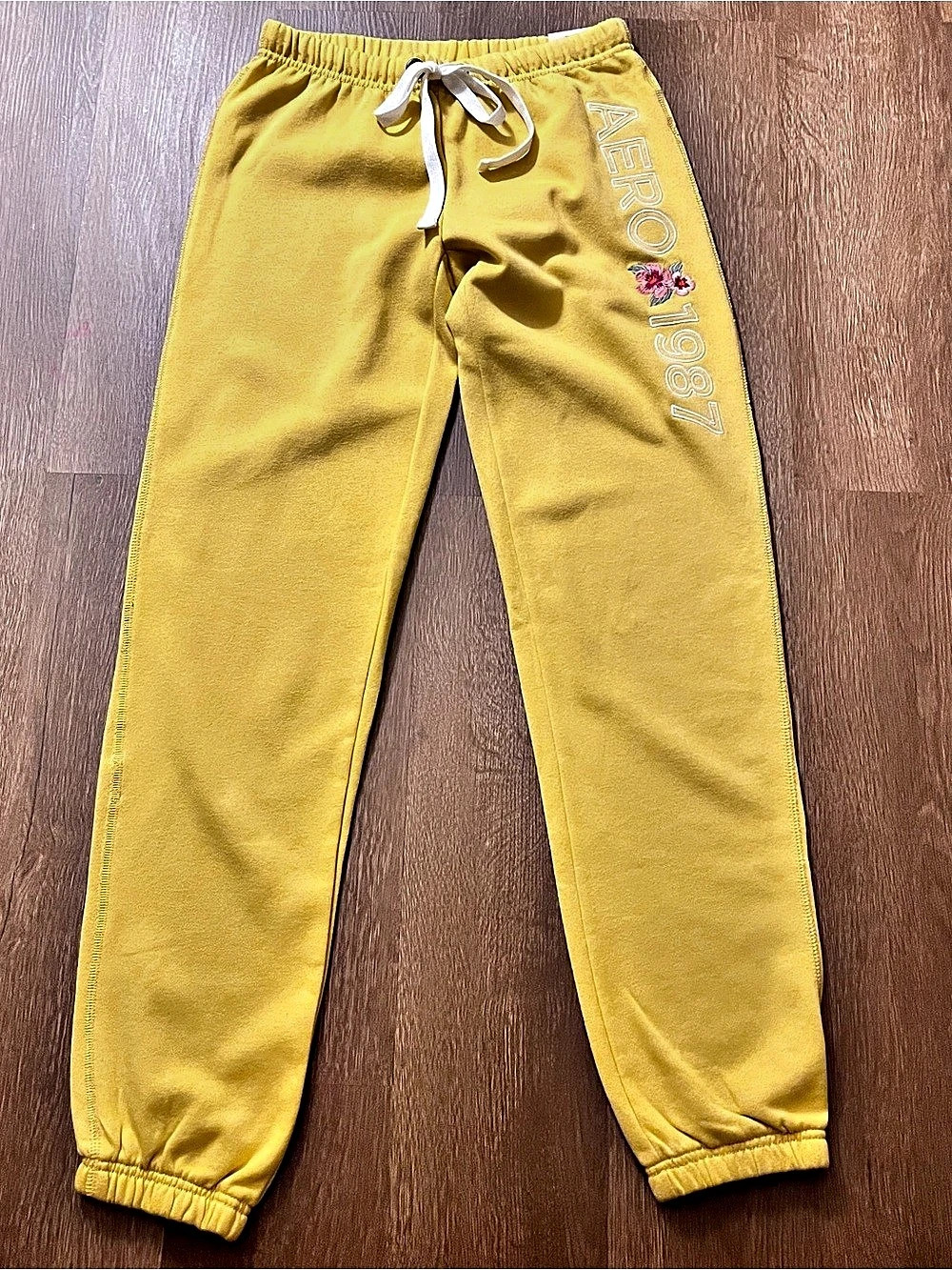 Aeropostale AERO 1987 Embroidered Hibiscus Sweatpants | Mustard Yellow | XS